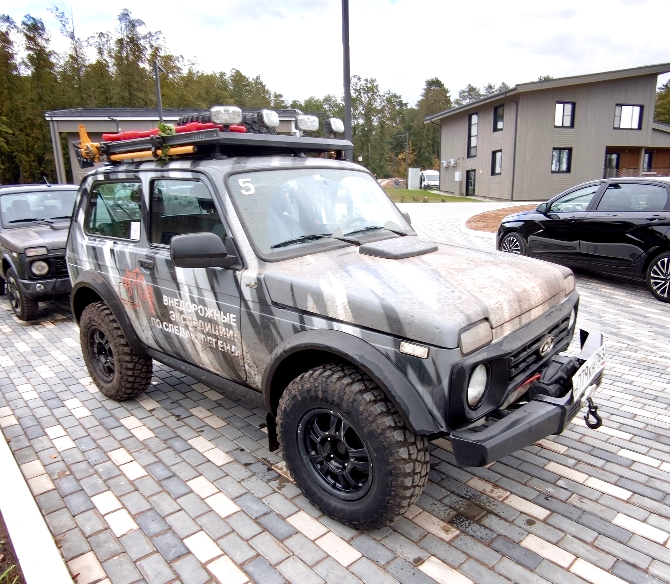 Lada Niva con equipo de techo