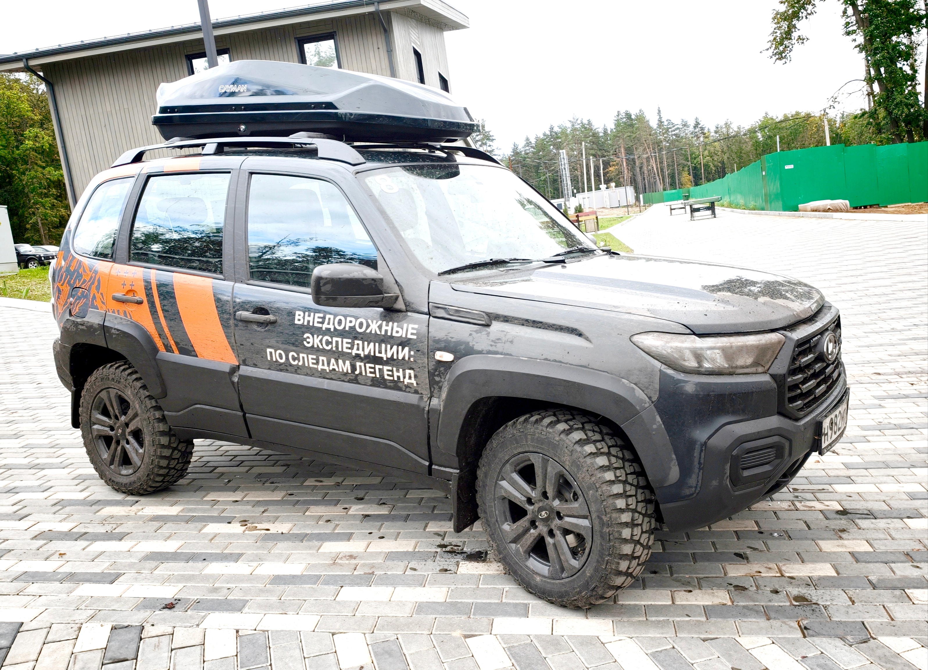 Lada Niva Travel con caja de carga