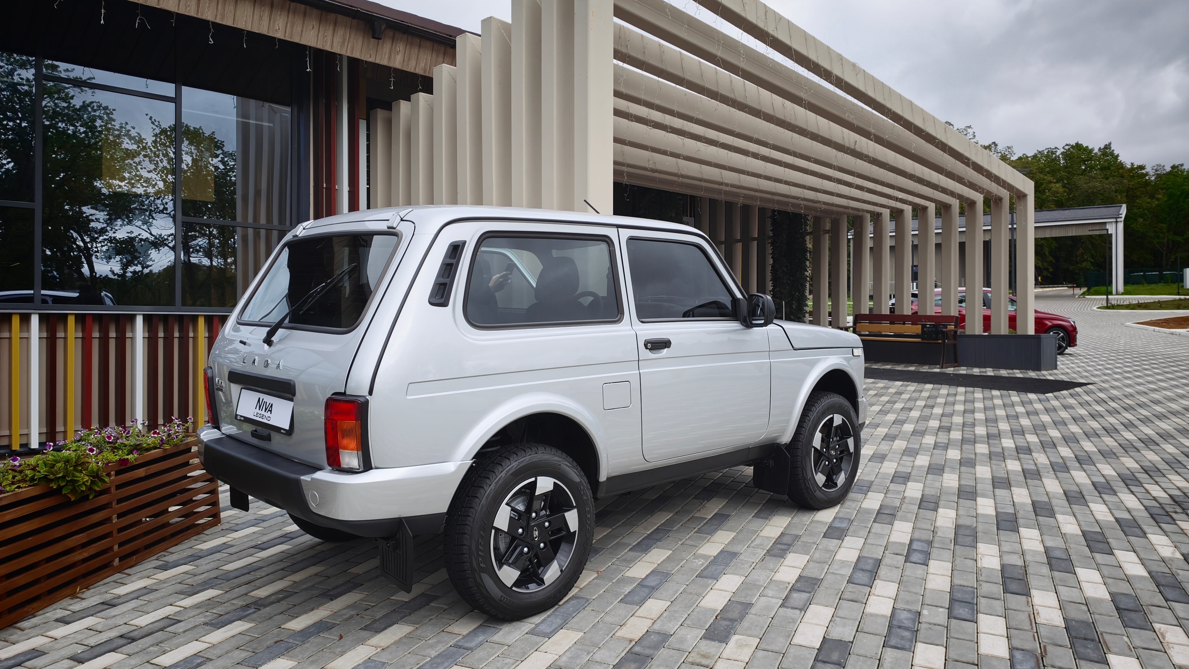 Lada Niva blanco en patio de exhibición