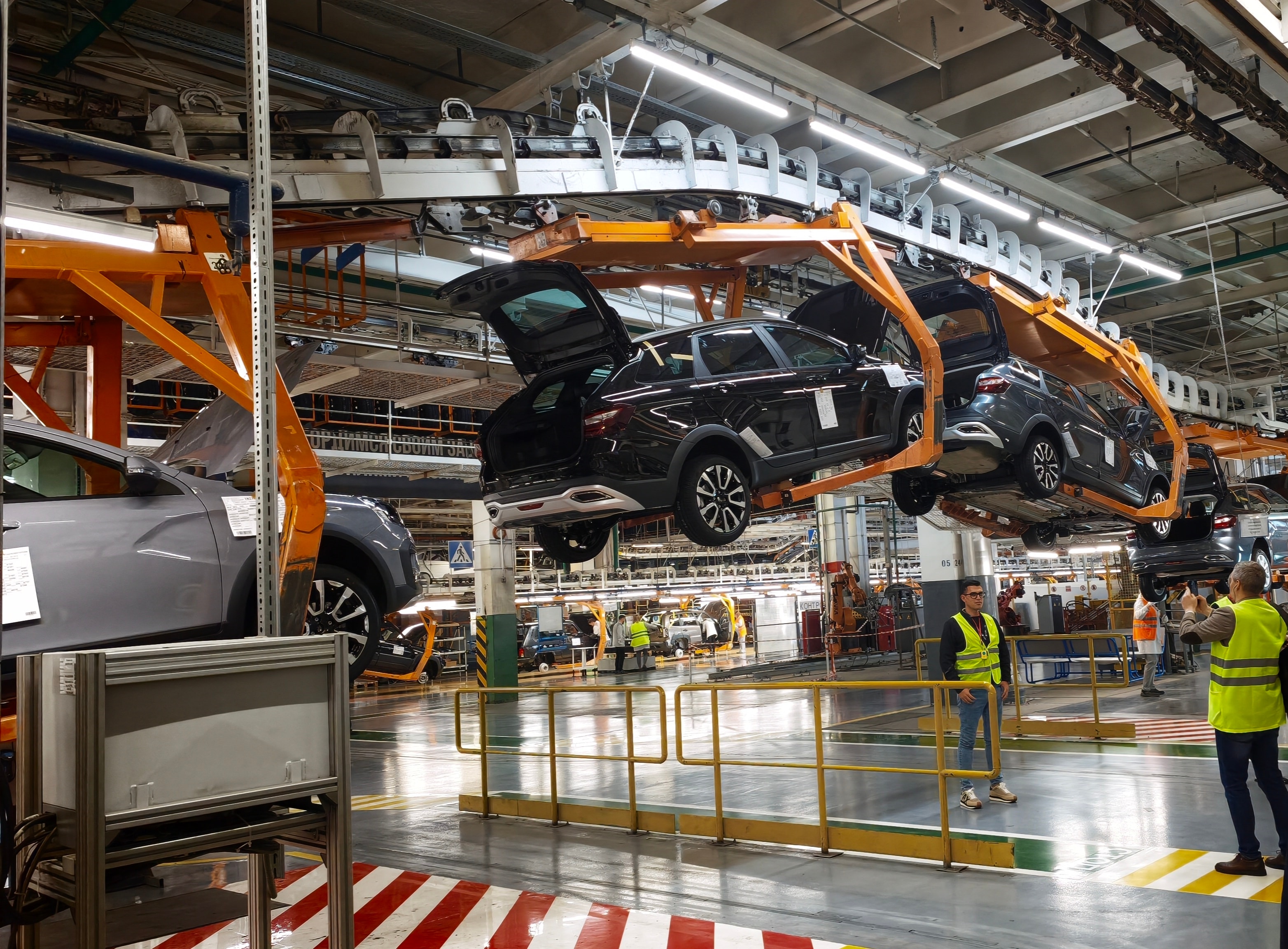 Línea de ensamblaje en la fábrica de Lada