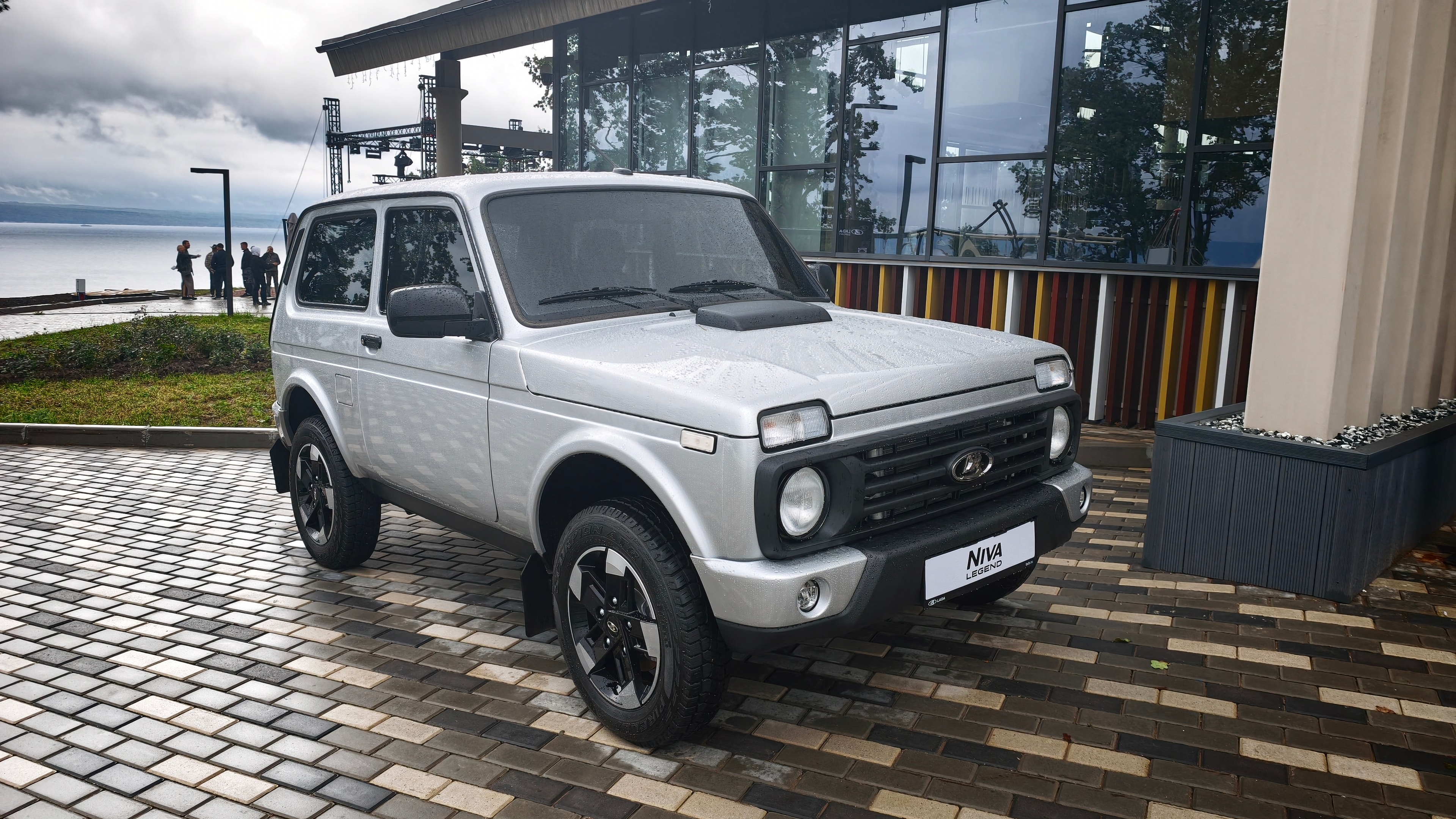 Lada Niva blanco junto a lago