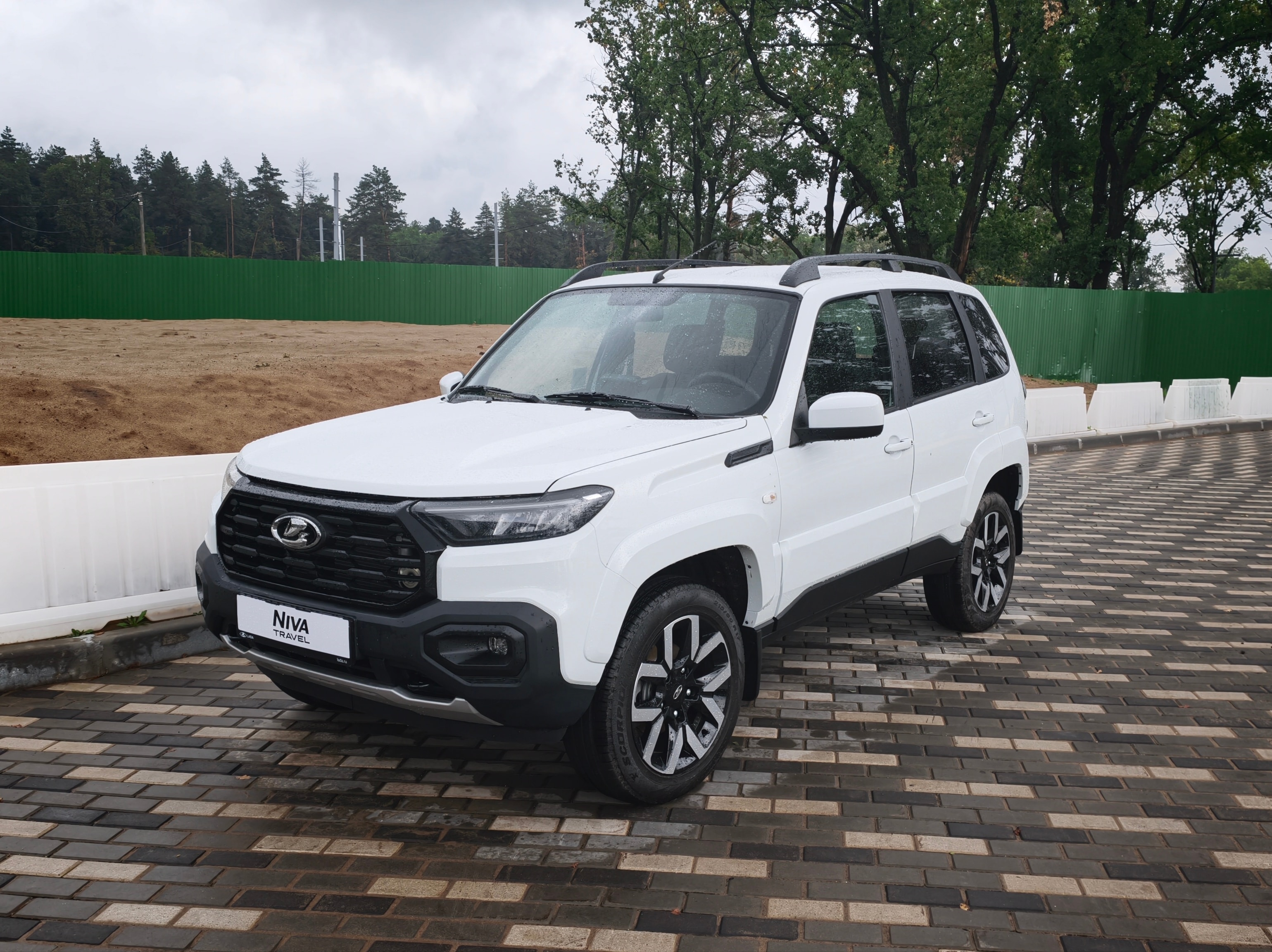 Lada Niva blanco en exterior